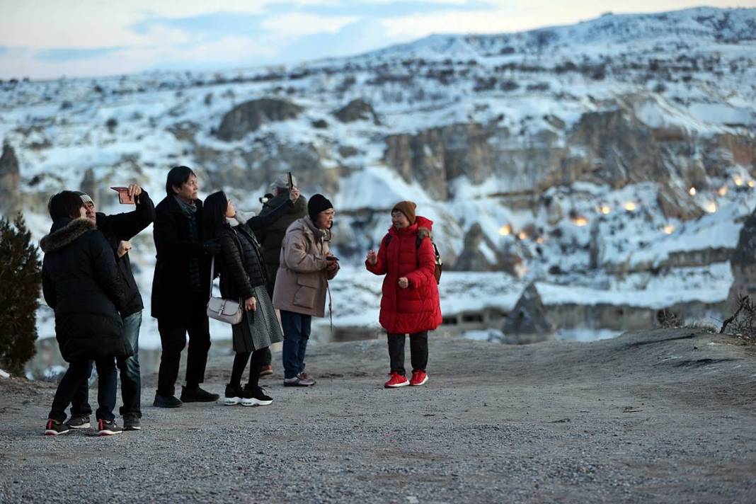 Beyaza bürünen Kapadokya büyüledi! Şehrin ışıkları geceyi aydınlattı 14